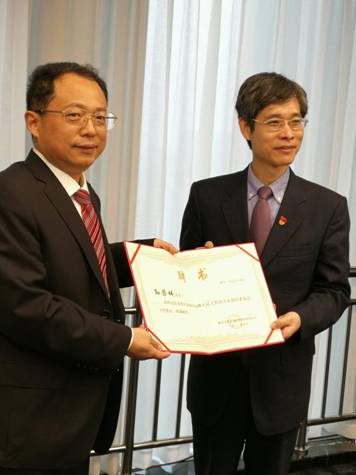 414聘书颁发孙校长1